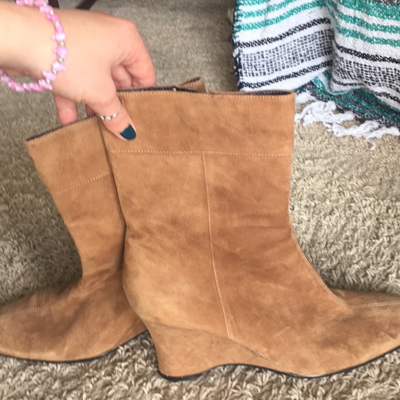 Size 71/2 high heel tan boots gently worn - Picture 1 of 8